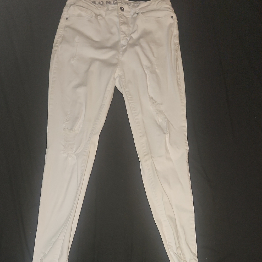 White Skinny Jeans with Tapered Legs and Minimalist Design